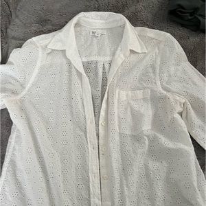 Gap eyelet white button down